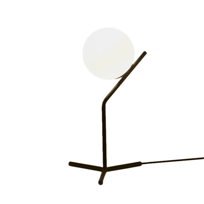 GlobeGlow | Stilvolle Tischbeleuchtung | Industrielles Design | Weiße Glaskugelschirm | Schwarzer Sockel | LED-kompatibel | Schlafzimmer und