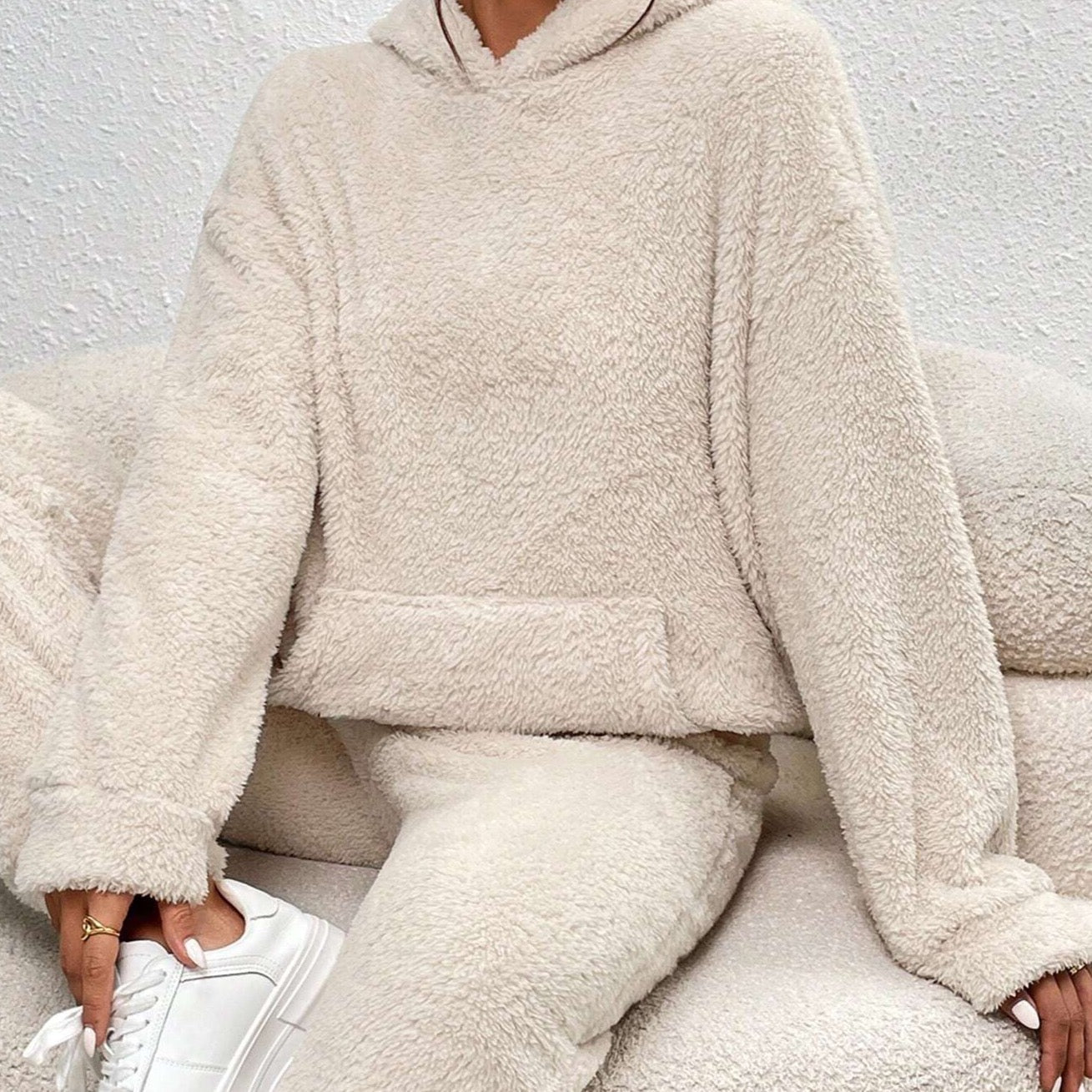 Lana Teddy Homesuit | Hættetrøje med Kængurulomme & Bløde Bukser | Vintervarme og Stilrent Design