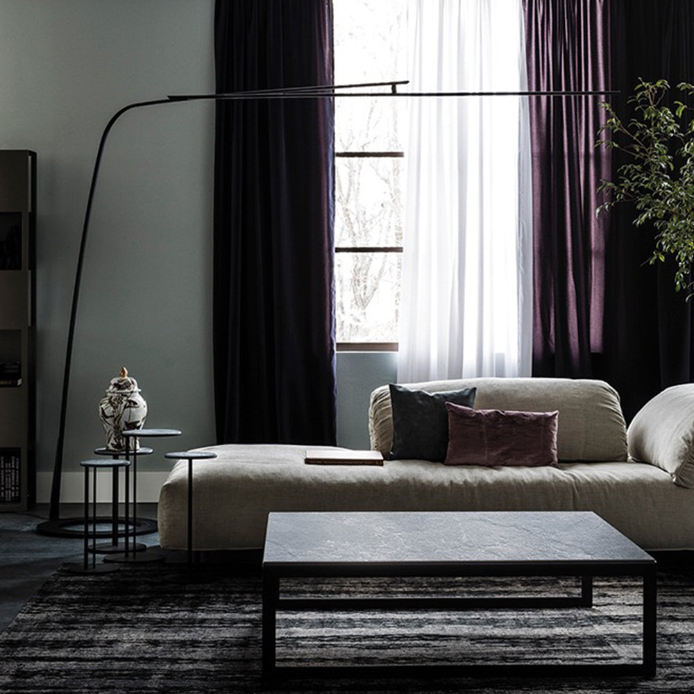 Shiena | Stehlampe im modernen Design | Verstellbare Beleuchtung für das Wohnzimmer | Minimalistische Einrichtung | Schlanke und elegante Form