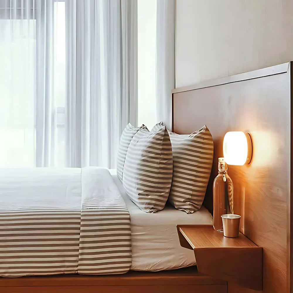 Nordisk Luminous Væglampe | Moderne Akryl Design | 3000K Varmt Hvidt LED Lys | Automatisk Sensor | Energibesparende 0,6W | Robust Aluminiumramme | Fås i Røggrå, Hvid, Amber | >50.000 Timer Brug