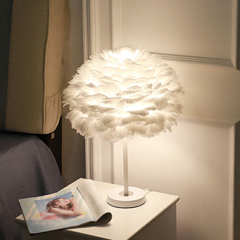 Plume de fleur en couches | Lampe de table moderne | Noir et blanc | Design plume | Pour chambre à coucher | Chambre de fille | Hauteur réglable