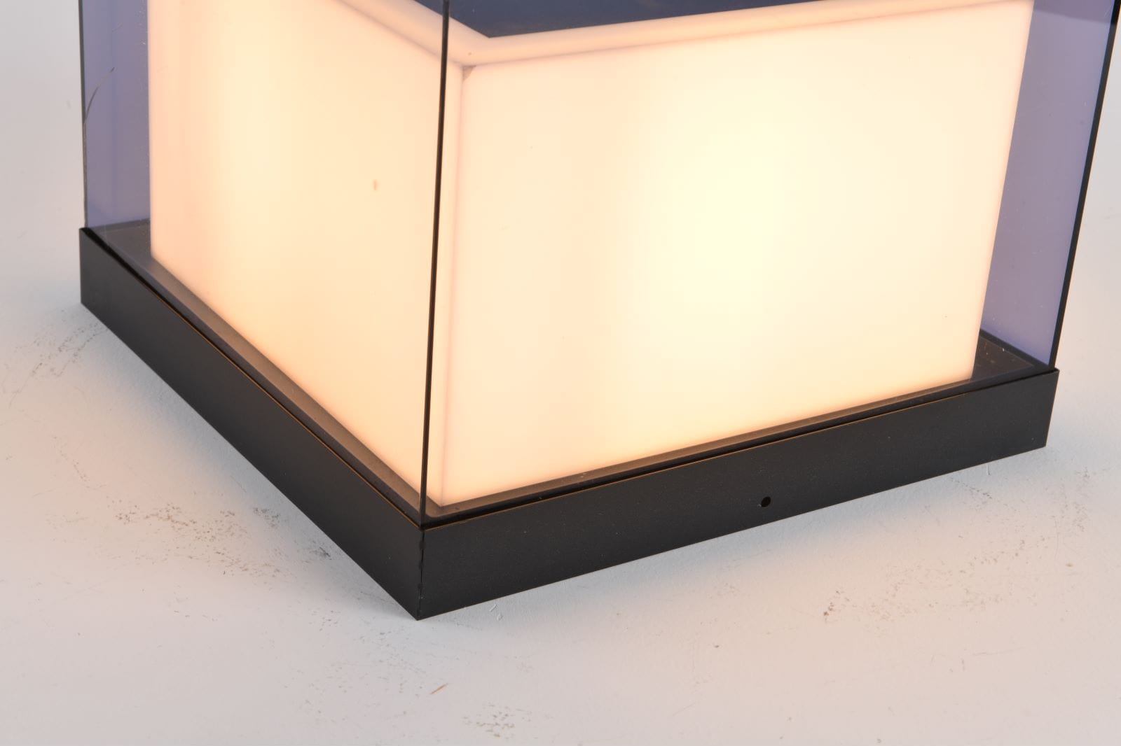 Utomhuslampa | Solcellsdriven | Box Beam Design | Energieffektiv belysning | Elegant modern look | Lämplig för trädgårdar och gångvägar | LED-lampa | Svart metall och plast | 15x15x20 cm