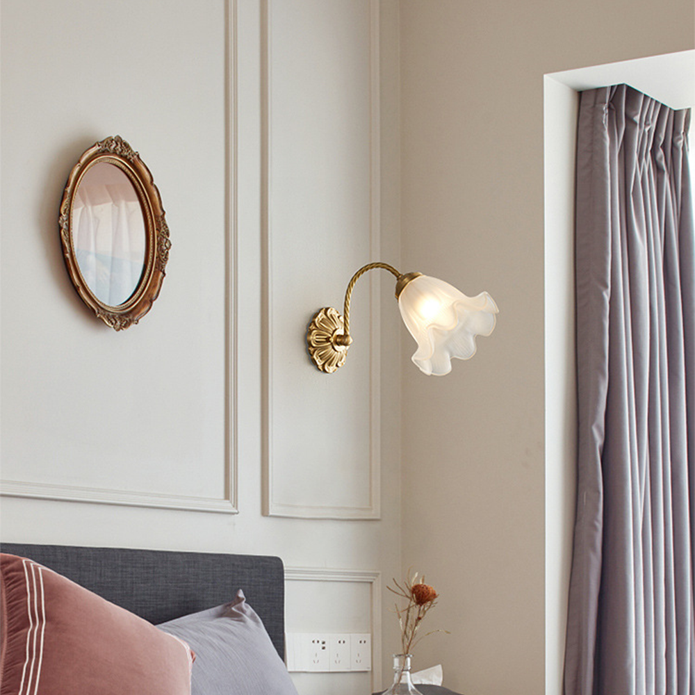 Retro Glamour Wandleuchte | Französisch Inspiriert | Glasdetails | H29cm x Ø20cm | E27 Fassung | CE & UL Zertifiziert | Stilvolle Eleganz für das