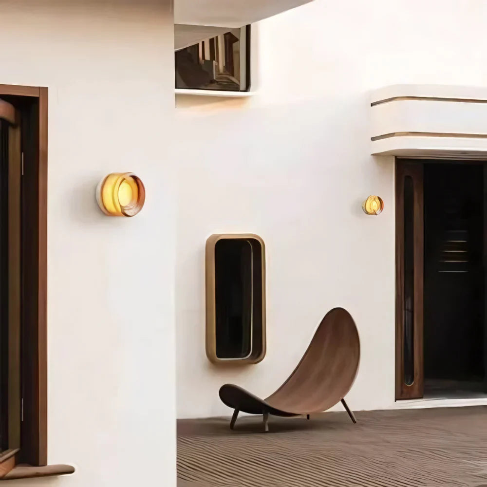 Nordisk Luminous Væglampe | Moderne Akryl Design | 3000K Varmt Hvidt LED Lys | Automatisk Sensor | Energibesparende 0,6W | Robust Aluminiumramme | Fås i Røggrå, Hvid, Amber | >50.000 Timer Brug