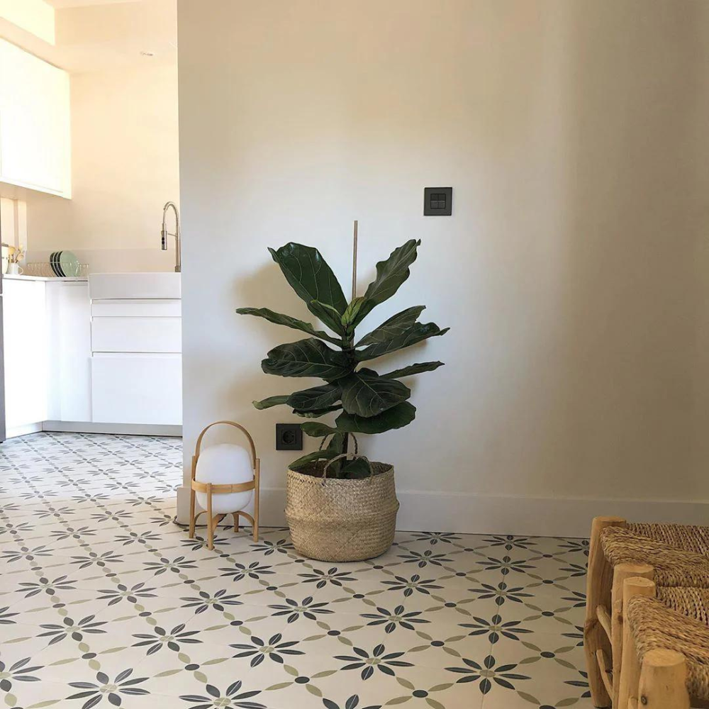 Laterne-inspirierte Stehlampe | Einstellbare Helligkeit | Hochwertiges Glas | Eleganter Rahmen | Tragbares Design | Ideal für Wohnzimmer und