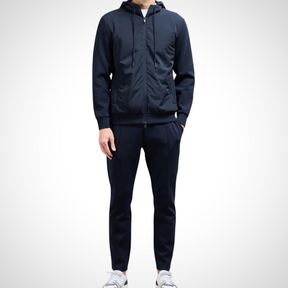 Urban komfortsæt til mænd | Puento Formade - TP92 | Minimalistisk hættetrøje & slim fit bukser i blød åndbar bomuld