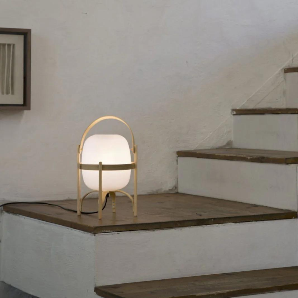 Laterne-inspirierte Stehlampe | Einstellbare Helligkeit | Hochwertiges Glas | Eleganter Rahmen | Tragbares Design | Ideal für Wohnzimmer und