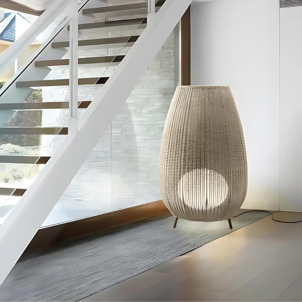 Natürliche Rattan Stehlampe | Boho Stil | Innen- und Außenbereich | Langlebige Konstruktion | Modernes