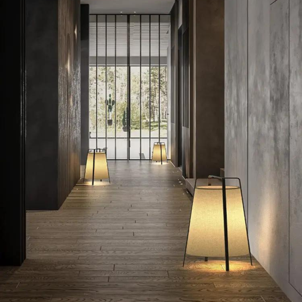 Tivalis Stehlampe | Japandi-Design | Natürliche Materialien | Holz und Stoff | Elegantes und zeitloses Aussehen | Minimalistischer Stil | Perfekt für