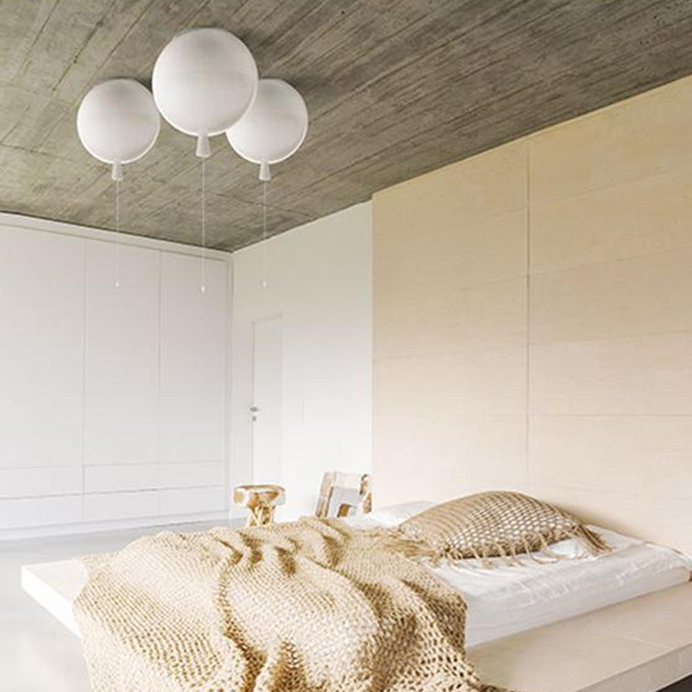 Nova Design | Legesyg LED-loftslampe | Ballonform | Akryl i Hvid, Gul, Orange, Rød, Pink | Indbygget LED-lys | Bæredygtige Materialer | Til