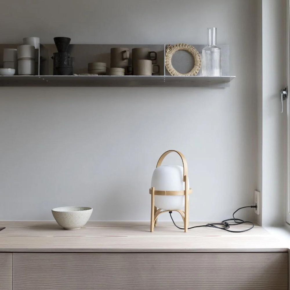 Laterne-inspirierte Stehlampe | Einstellbare Helligkeit | Hochwertiges Glas | Eleganter Rahmen | Tragbares Design | Ideal für Wohnzimmer und