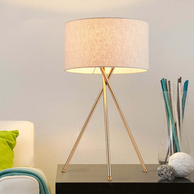 Noravenia | Modern golvlampa | Minimalistisk design | Stativfot | Stämningsfull belysning | Elegant finish | Enkel installationsprocess | Snygg för vardagsrum, sovrum och kontor | Robust kvalitet