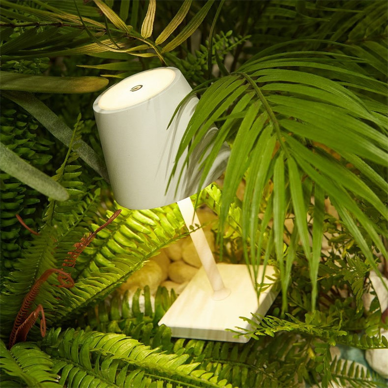 Sanne™ | Lampe de table LED portable | Design étanche | Luminosité réglable | Aluminium inoxydable | Sans fil & rechargeable | Design élégant de