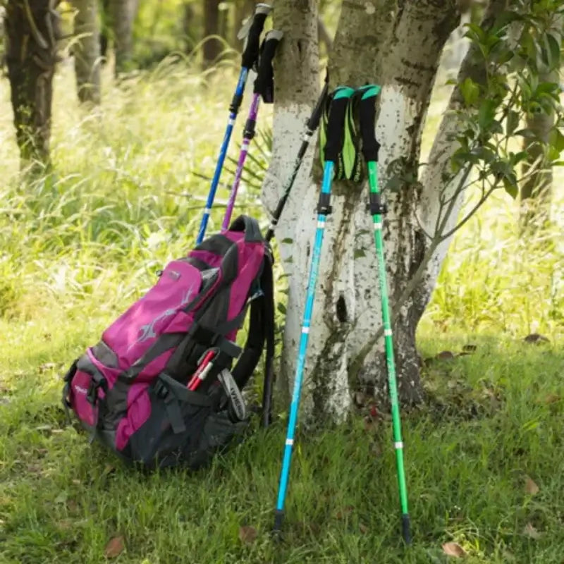 Justerbar let aluminiums stav | Foldbar & bærbar konstruktion | Forbedret støtte til alle terræner | Kompakt opbevaring | Ideel til trekking, rejser & udendørs eventyr | Udendørs greb & balance stav