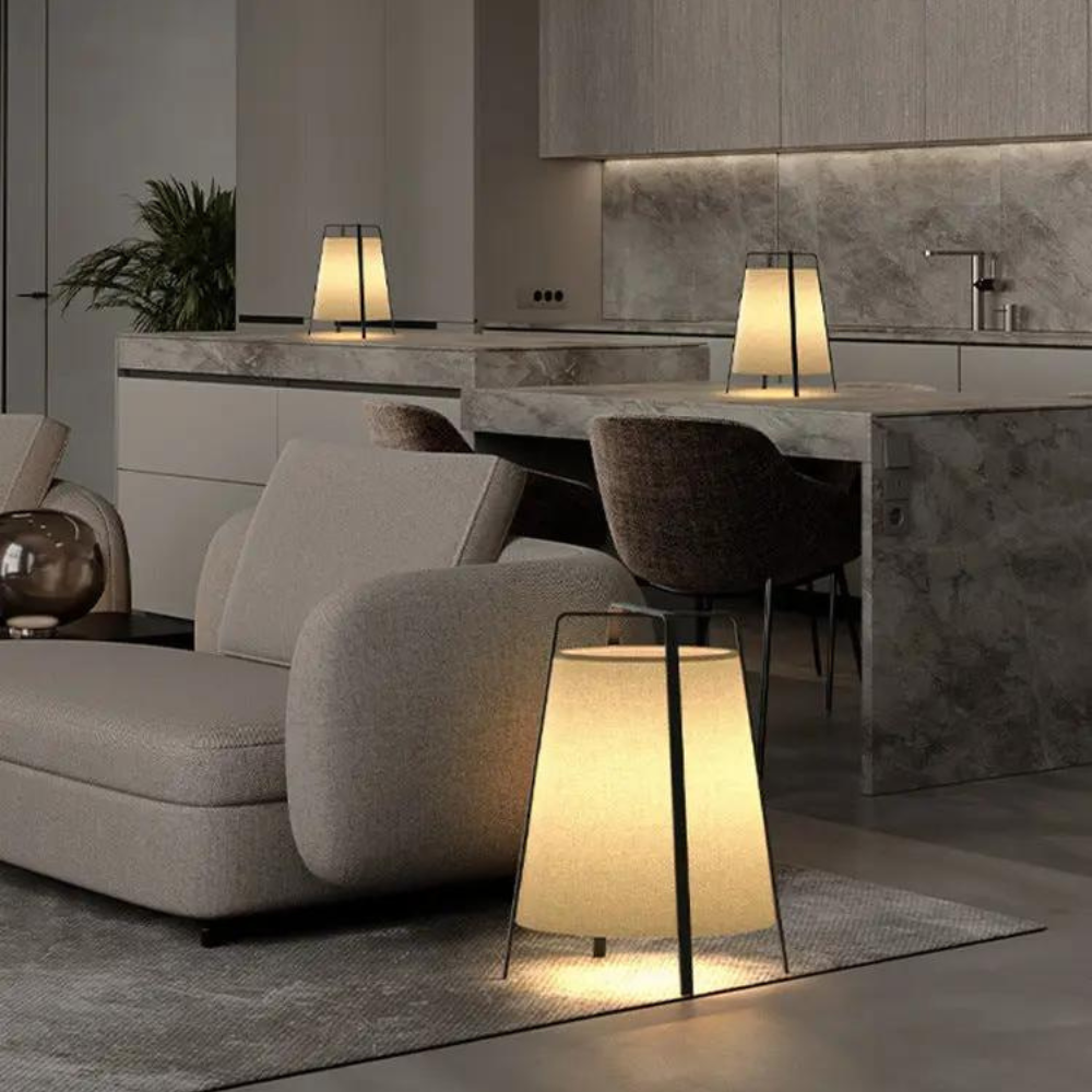 Tivalis Stehlampe | Japandi-Design | Natürliche Materialien | Holz und Stoff | Elegantes und zeitloses Aussehen | Minimalistischer Stil | Perfekt für