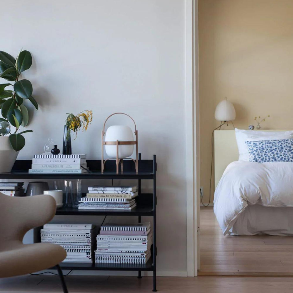 Laterne-inspirierte Stehlampe | Einstellbare Helligkeit | Hochwertiges Glas | Eleganter Rahmen | Tragbares Design | Ideal für Wohnzimmer und