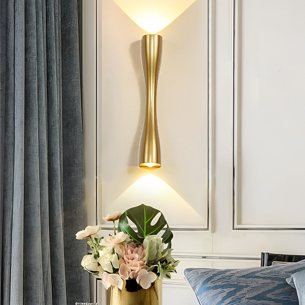 LumiBriljant LED-Wandleuchte | Moderne Metalloberfläche | Doppelte Lichtausrichtung | Elegantes Design | Energieeffizient | Maße 15x10x5 cm