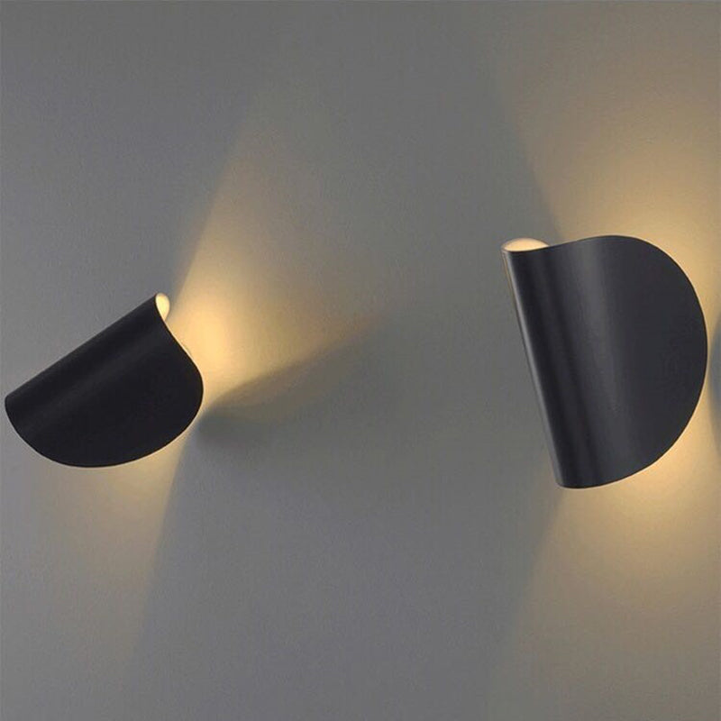 Eveline LED-vägglampa | Geometrisk design | Inomhus- och utomhusbruk | Fyra färger: röd, vit, svart, blå | Slitstark metall | 5W effektivitet