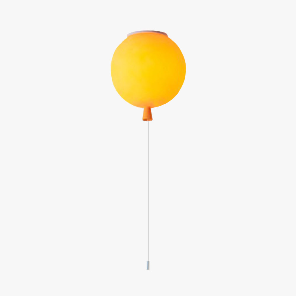 Nova Design | Legesyg LED-loftslampe | Ballonform | Akryl i Hvid, Gul, Orange, Rød, Pink | Indbygget LED-lys | Bæredygtige Materialer | Til
