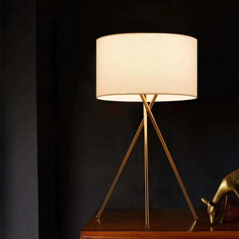 Noravenia | Modern golvlampa | Minimalistisk design | Stativfot | Stämningsfull belysning | Elegant finish | Enkel installationsprocess | Snygg för vardagsrum, sovrum och kontor | Robust kvalitet