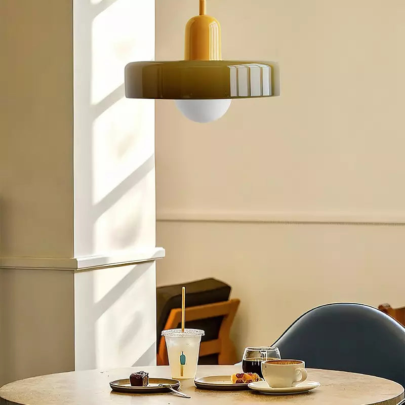 Bauhaus pendel | Farvet glas | Moderne design | Energibesparende lyskilde | Funktionel elegance | Ideel til stue og spisestue | Livlig touch | Elegant detaljeret belysning | Alsidig og stilfuld lampe