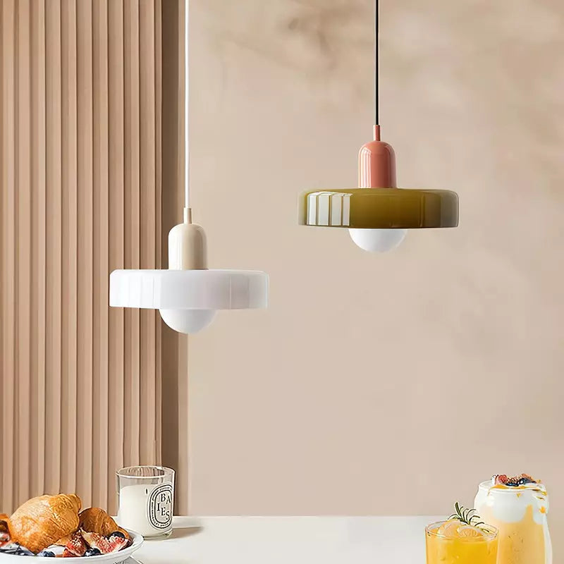 Bauhaus pendel | Farvet glas | Moderne design | Energibesparende lyskilde | Funktionel elegance | Ideel til stue og spisestue | Livlig touch | Elegant detaljeret belysning | Alsidig og stilfuld lampe