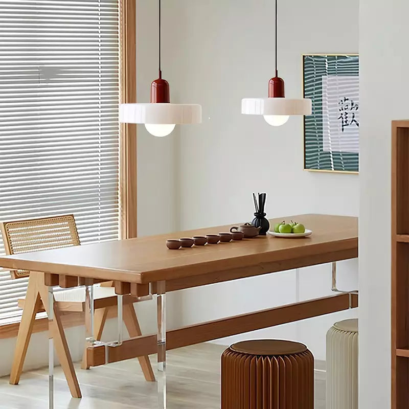 Bauhaus pendel | Farvet glas | Moderne design | Energibesparende lyskilde | Funktionel elegance | Ideel til stue og spisestue | Livlig touch | Elegant detaljeret belysning | Alsidig og stilfuld lampe