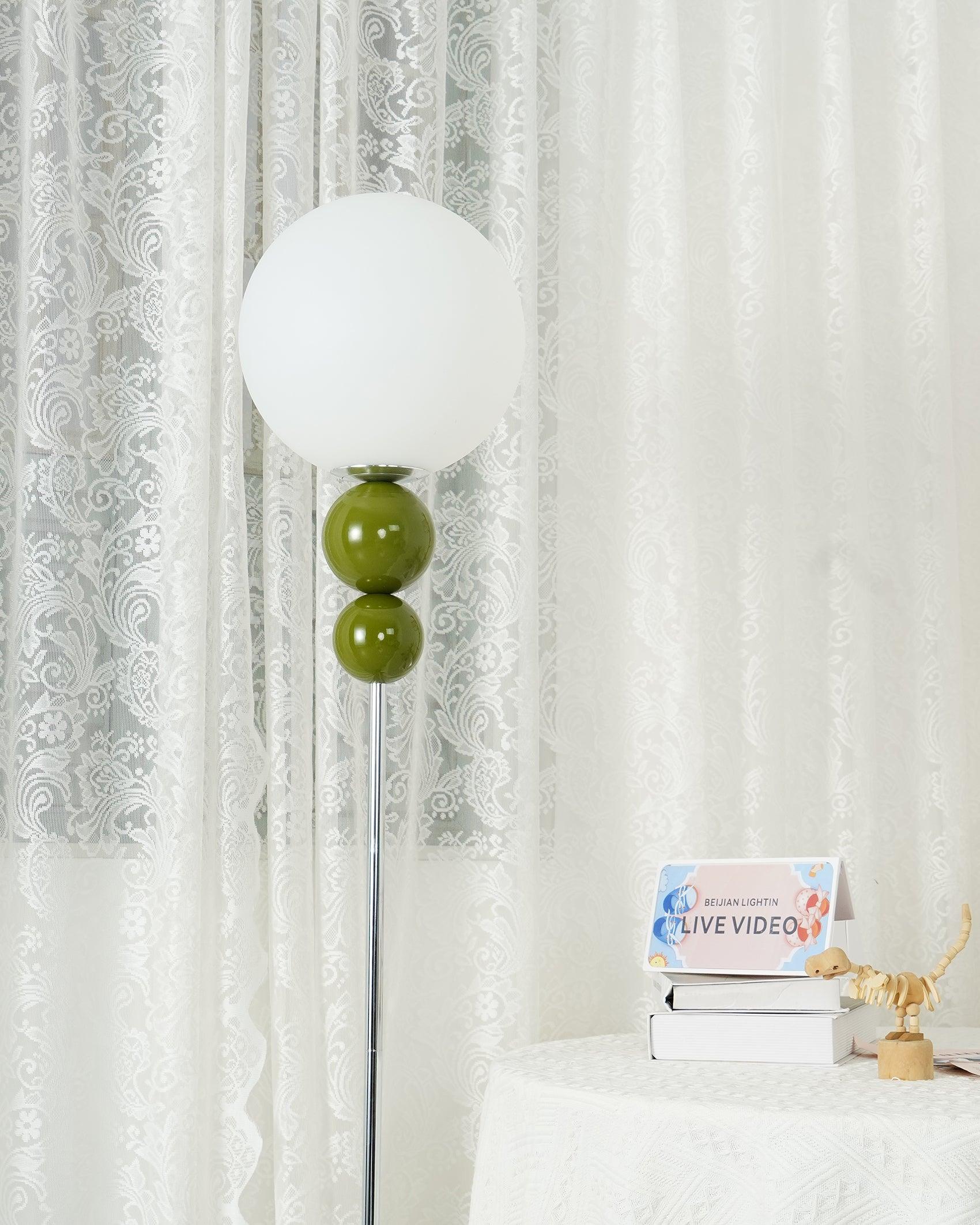 Clavel | Elegante stehende Leuchte | Modernes Design aus Metall und Glas | Verstellbarer Fußschalter | 5W LED-Kompatibilität | 59" hoch | Stilvolle