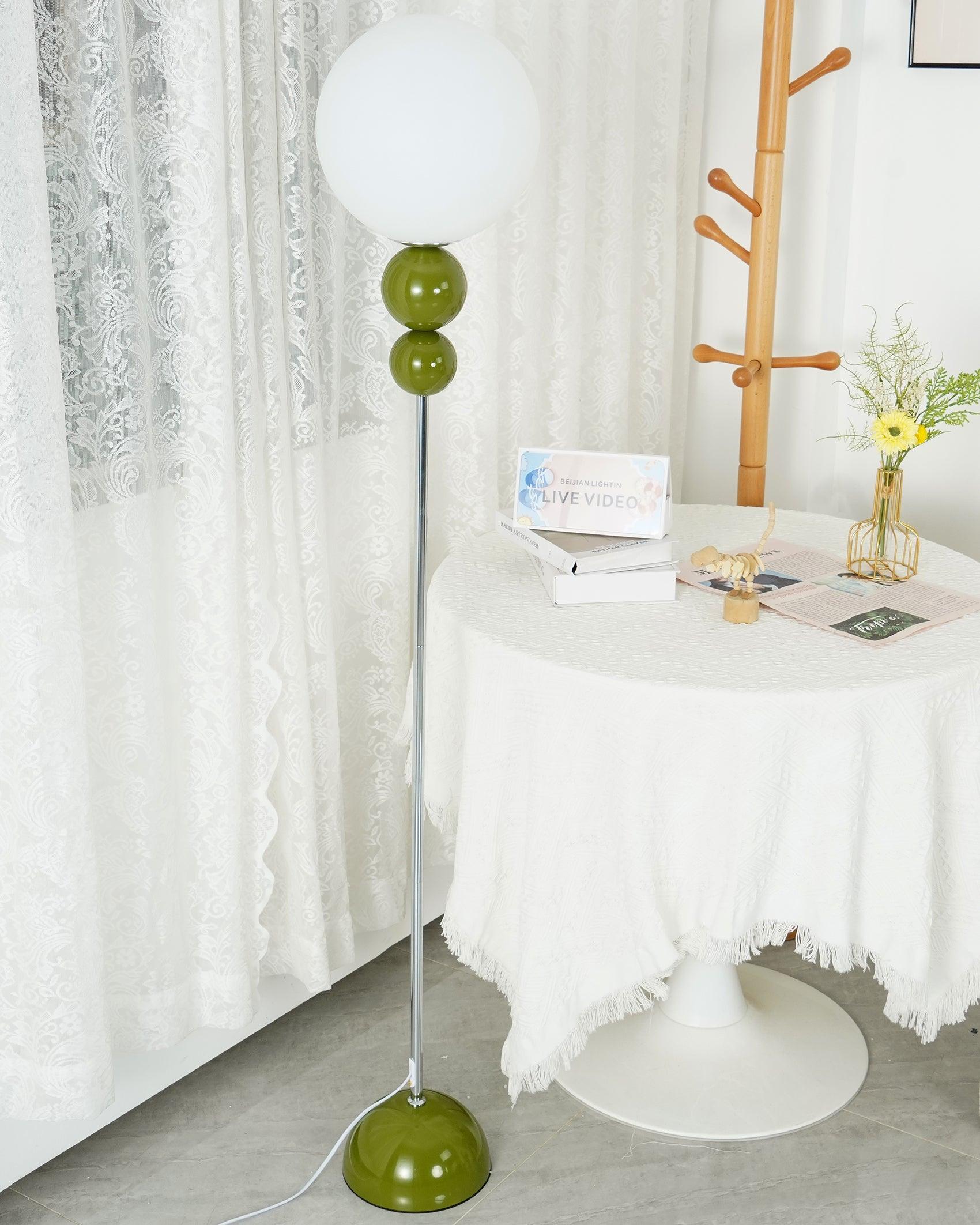 Clavel | Elegante stehende Leuchte | Modernes Design aus Metall und Glas | Verstellbarer Fußschalter | 5W LED-Kompatibilität | 59" hoch | Stilvolle