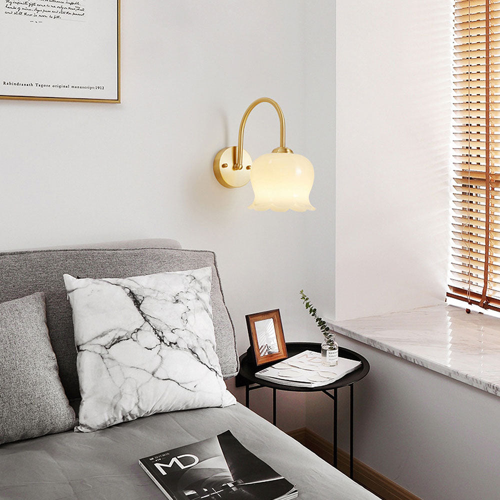 Éclairage mural d'inspiration française | Design en verre motif floral | Finition blanche et chrome | D26cm x H10cm | Décoration élégante | Certifié