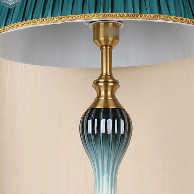 Ziventa Stehlampe | Elegante Atmosphäre | Schlankes Design | Hohe Qualität | Stabile Basis | Moderne und klassische Einrichtung | Funktionale