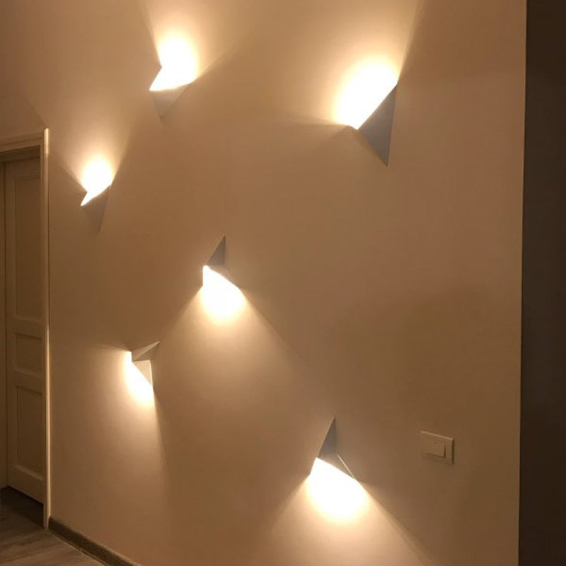 Orr | Triangulär LED-vägglampa | Minimalistisk design | Vit/svart metall | Inomhusbelysning | Snygg och hållbar | Perfekt för vardagsrum och badrum | 3W | Modern look