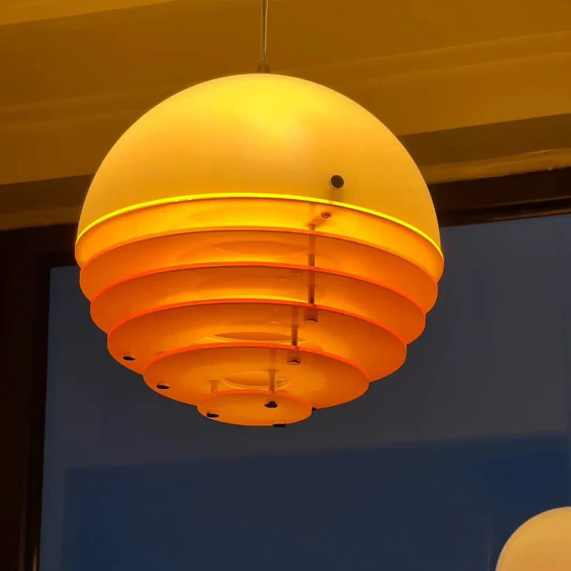 Hrafen Loftlampe | Glas Pendel | Unik Dome Design | Orange og Hvid | Elegant Atmosfære | E27 Fatning | Moderne Belysning | Akryl og Metal | 110-240V | Til Stue, Kontor, Café | IP20