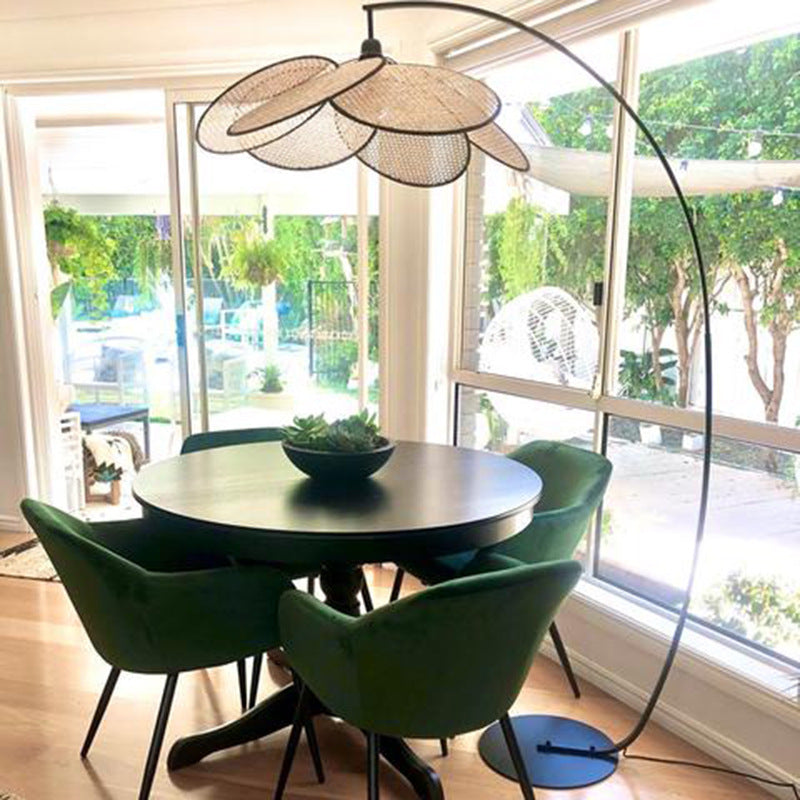 RattanLuxe | Elegante Bogenlampe | Stilvolles Design mit Rattansschirm | Moderne Metallrahmen | Innenbeleuchtung | Passt perfekt ins Wohnzimmer,