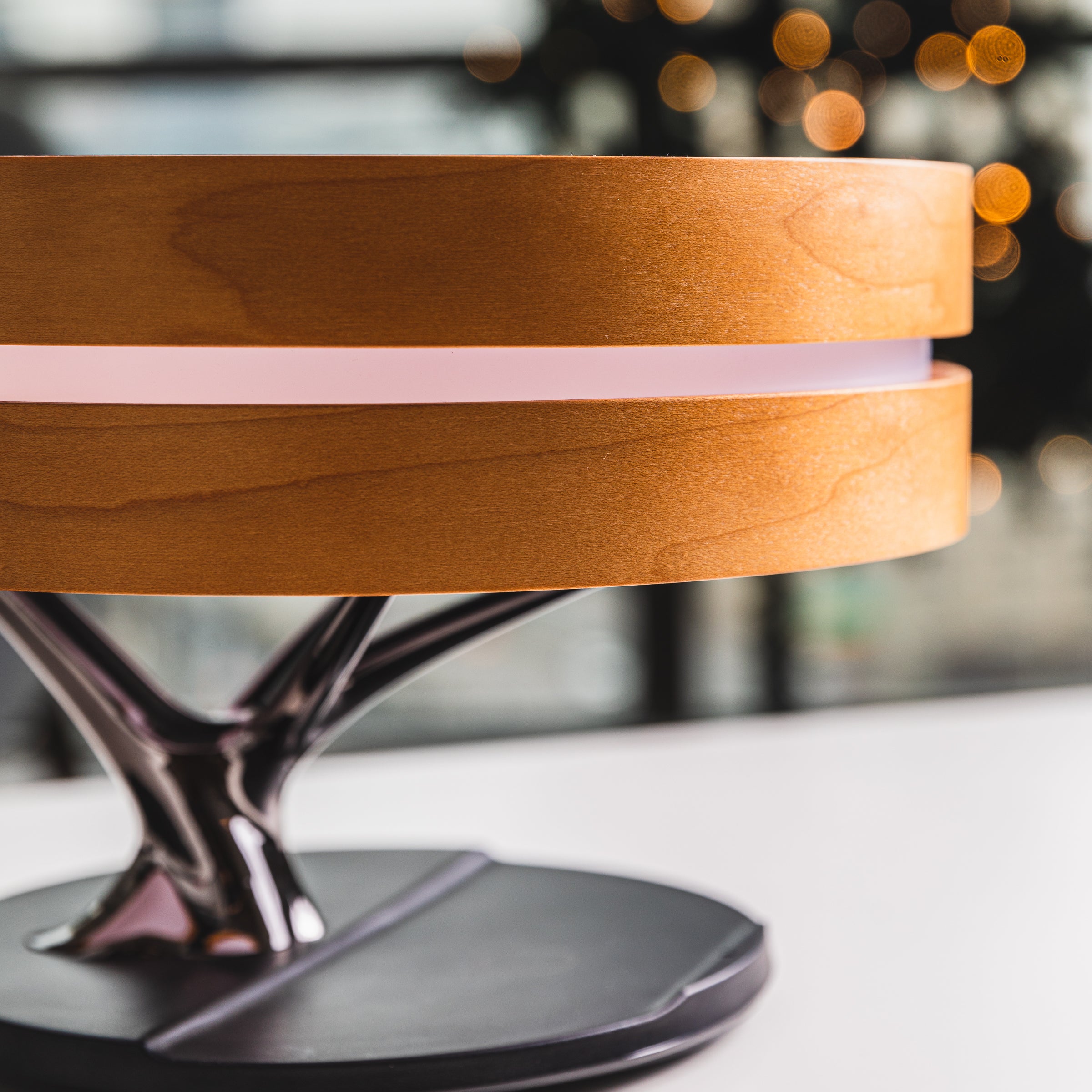 Lampe de bord LED | Design rond en bois | Haut-parleur Bluetooth intégré | Charge sans fil | Luminoir | Éclairage moderne