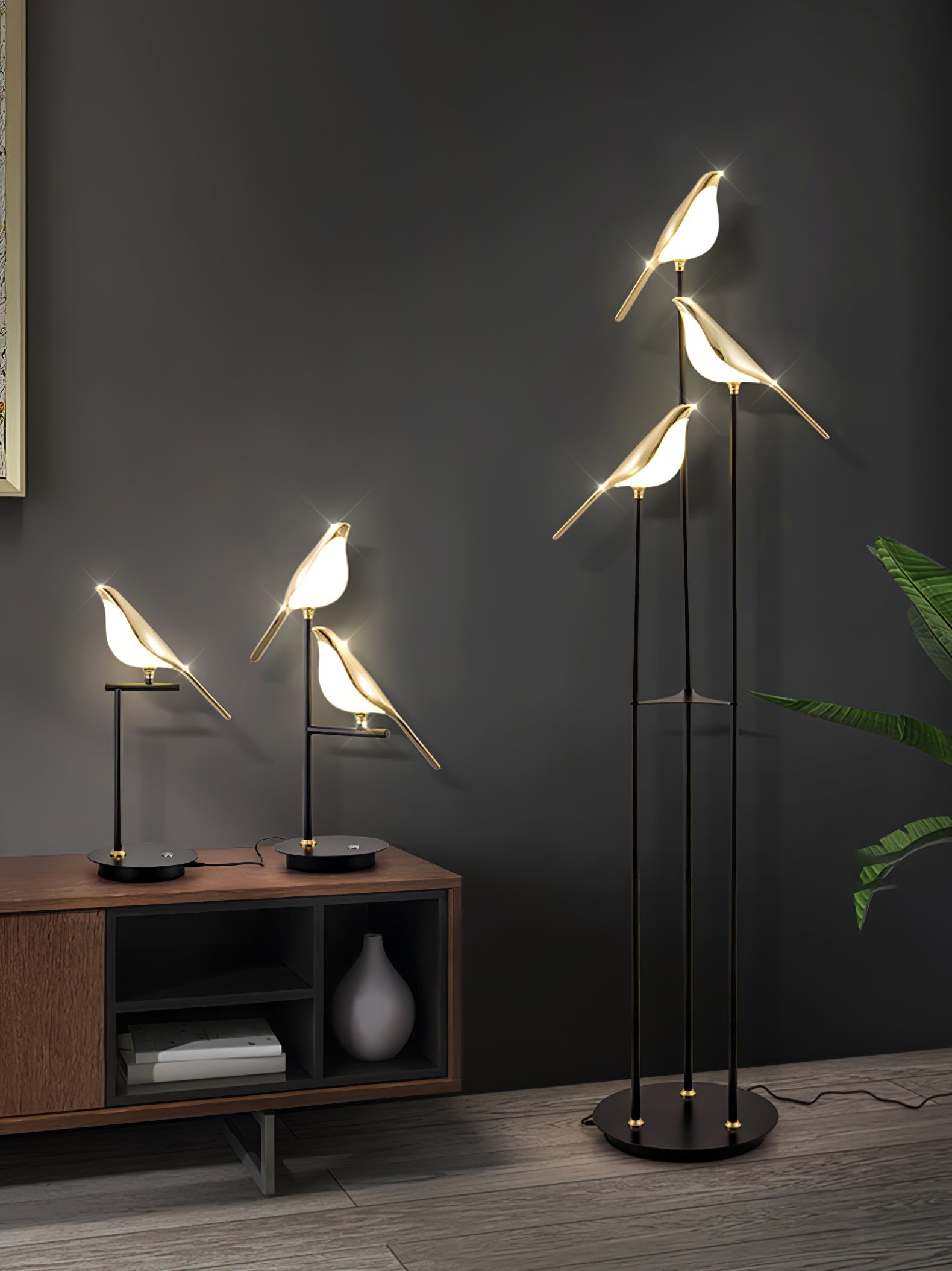 Misterlamp Magpie Perch Kollektion | Stehlampe | Integrierte LED | Minimalistisches Design | Schwarzes Gestell | Naturinspiriertes vogelähnliches