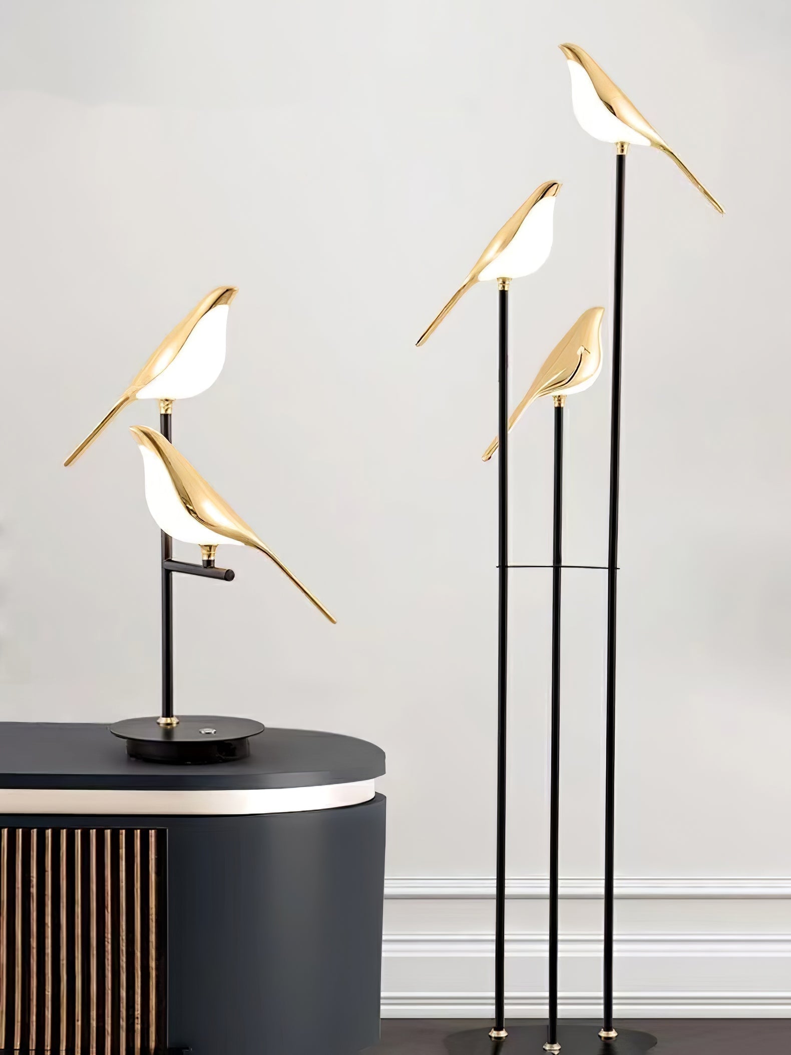 Misterlamp Magpie Perch Kollektion | Stehlampe | Integrierte LED | Minimalistisches Design | Schwarzes Gestell | Naturinspiriertes vogelähnliches