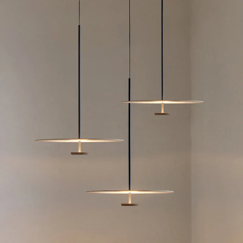 ElegantArc | Nowoczesna lampa sufitowa | Minimalistyczny design | Żelazo i akryl | 90–240 V | Dostępna w 2 rozmiarach | Stylowe i wyrafinowane