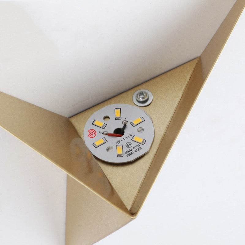 Orr | Triangulär LED-vägglampa | Minimalistisk design | Vit/svart metall | Inomhusbelysning | Snygg och hållbar | Perfekt för vardagsrum och badrum | 3W | Modern look