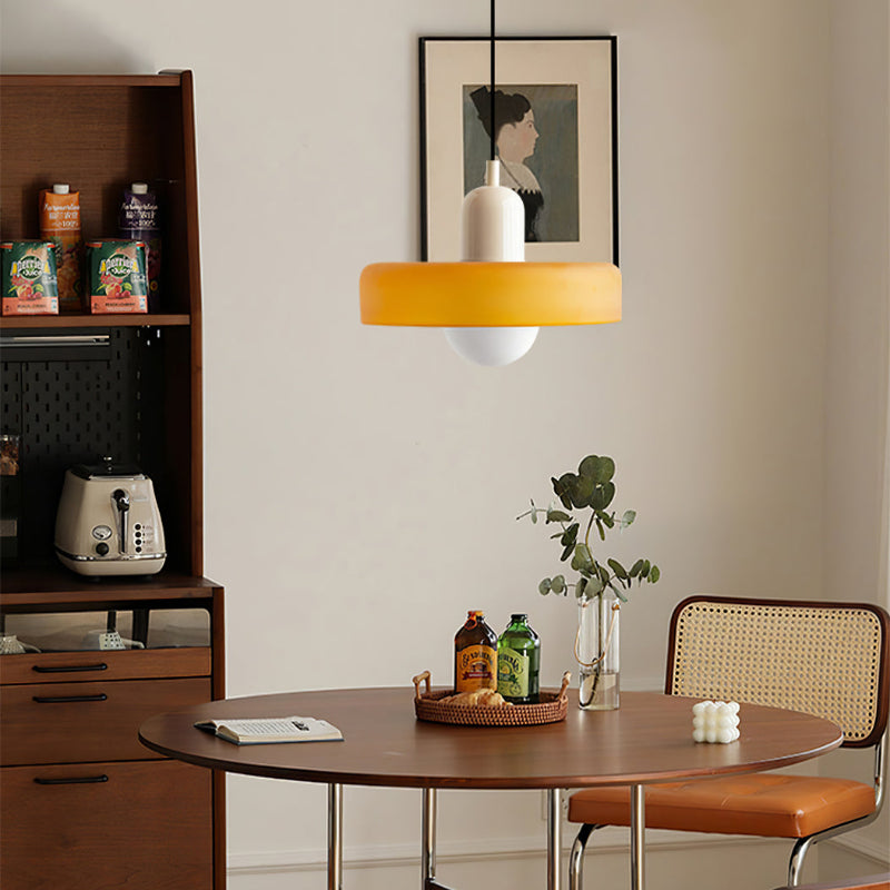 Bauhaus pendel | Farvet glas | Moderne design | Energibesparende lyskilde | Funktionel elegance | Ideel til stue og spisestue | Livlig touch | Elegant detaljeret belysning | Alsidig og stilfuld lampe
