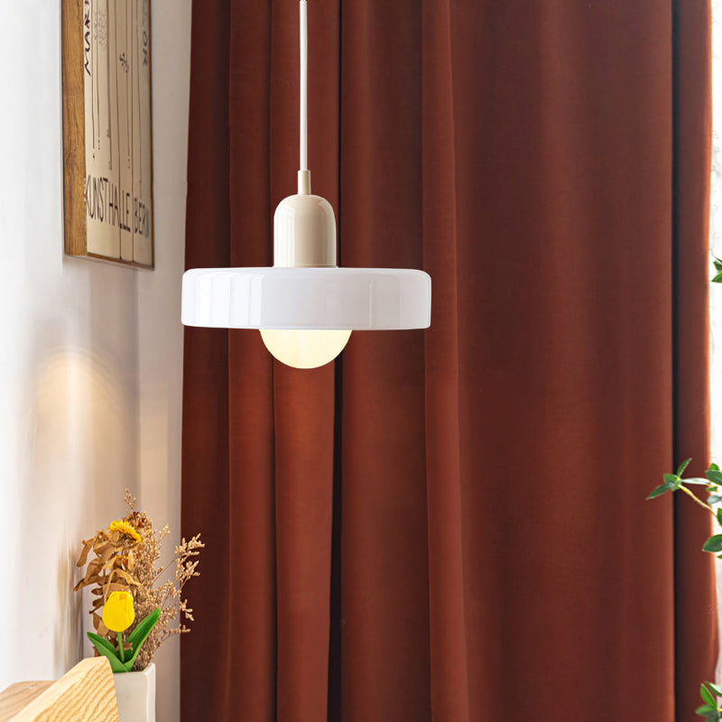 Bauhaus pendel | Farvet glas | Moderne design | Energibesparende lyskilde | Funktionel elegance | Ideel til stue og spisestue | Livlig touch | Elegant detaljeret belysning | Alsidig og stilfuld lampe