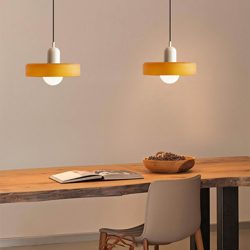 Bauhaus pendel | Farvet glas | Moderne design | Energibesparende lyskilde | Funktionel elegance | Ideel til stue og spisestue | Livlig touch | Elegant detaljeret belysning | Alsidig og stilfuld lampe