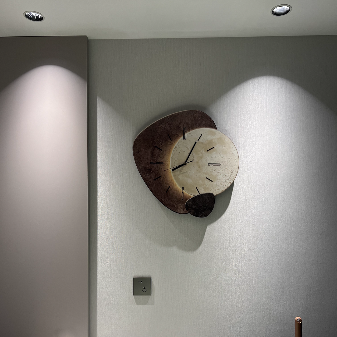 Vægur med moderne skandinavisk design | Indbygget subtil belysning | Unikt kunstnerisk flair | Elegant dekorativ tilføjelse til hjemmet