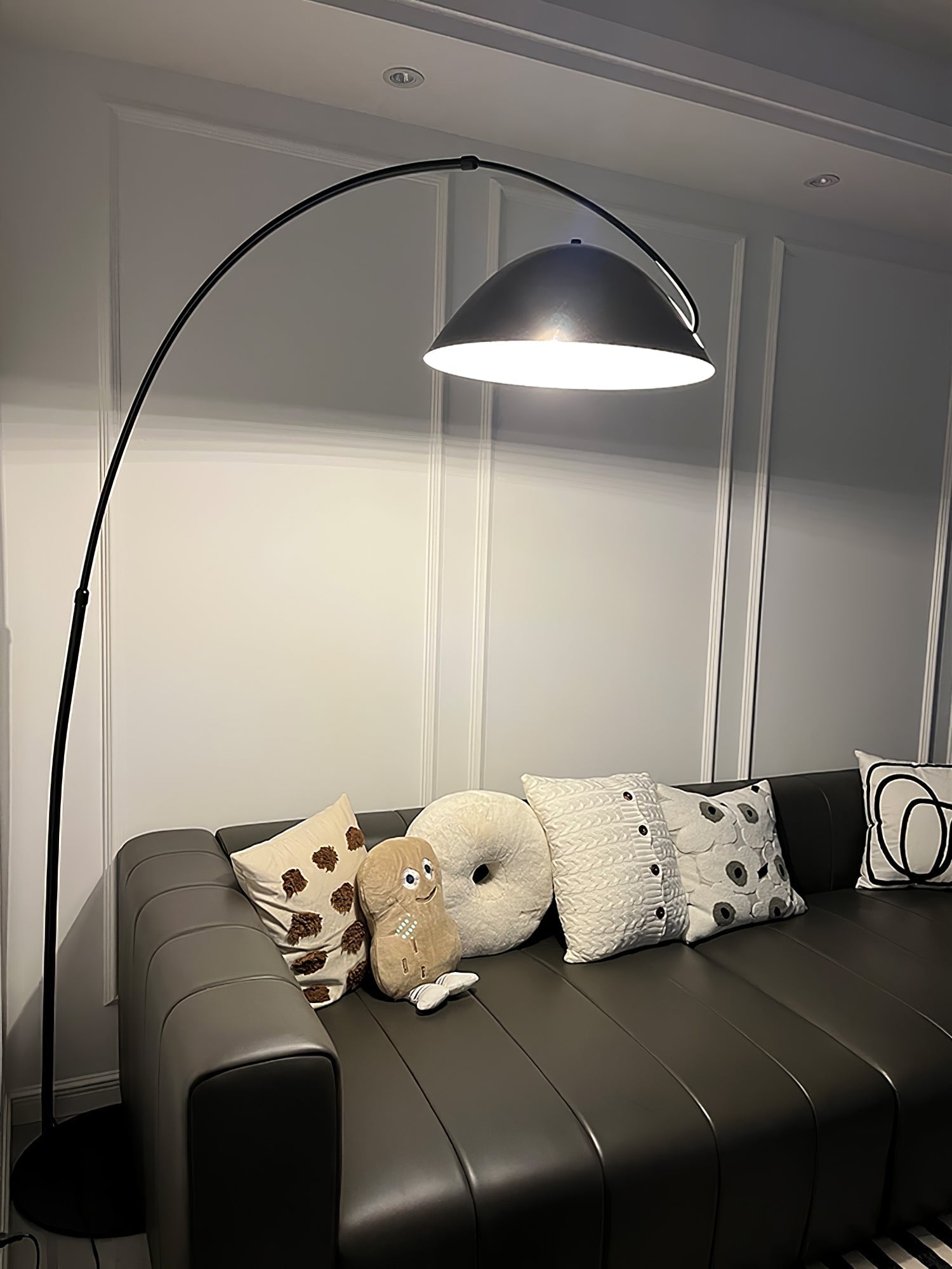 Skandinavische Stehlampe | Flexibler Rotierender Schirm | Schlankes Metall-Design | LED/Edison Kompatibel | UL, ETL, CE Zertifiziert | Verstellbarer