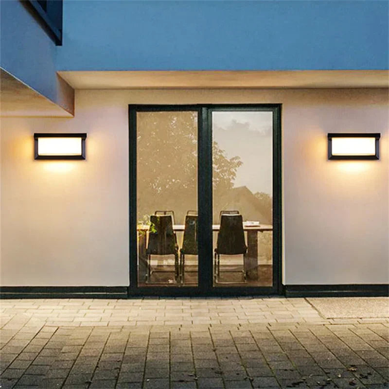 Solcelledrevet væglampe | Luksuriøst design | Vejrbestandig aluminiumsramme | Energieffektiv belysning til udendørsområder | Elegant stil til have og