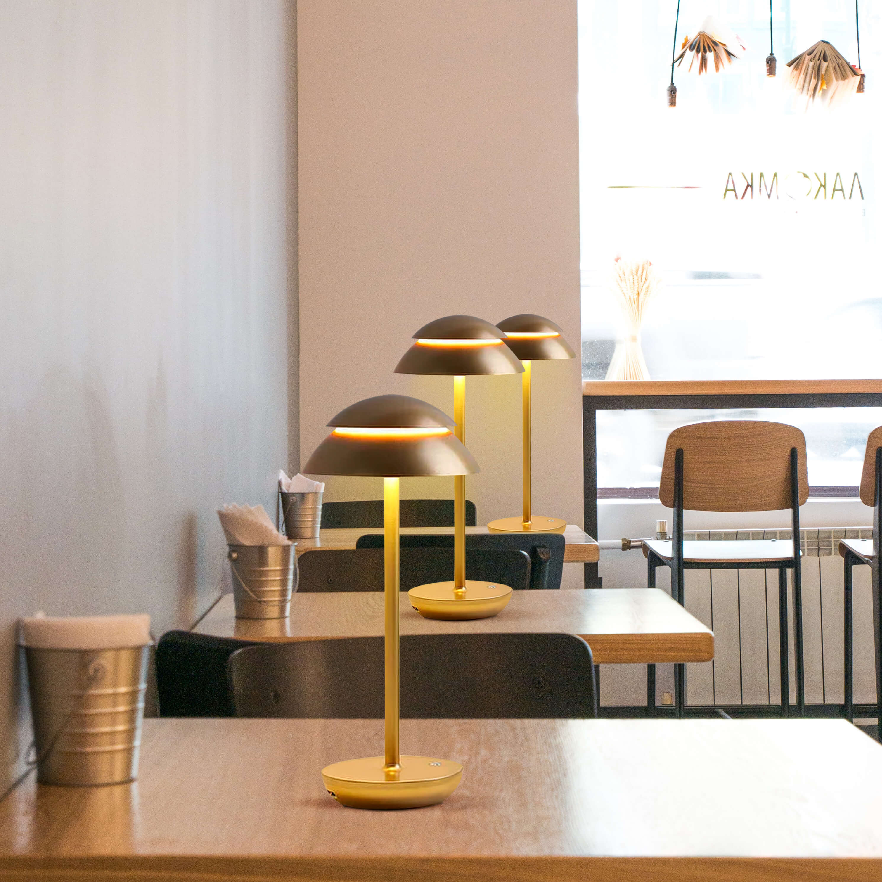 IllumiTouch | Trådlös bordslampa | Uppladdningsbar | Dimbar LED | Modern design | 3000K varmvit | 15x34 cm | ABS-fibermetall | Lång batteritid | Perfekt för hemmet, kontoret och utomhusbruk | Vattentät