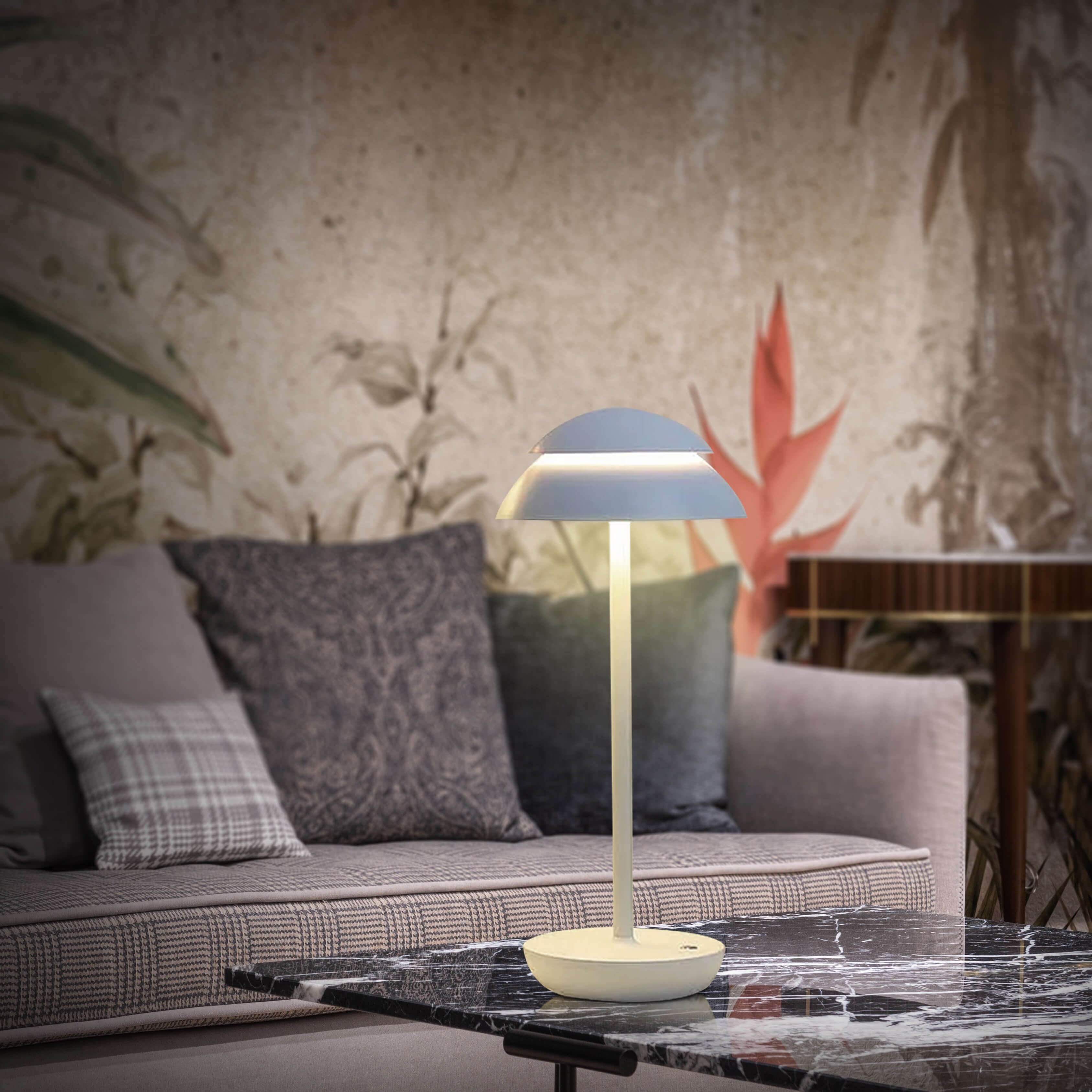 IllumiTouch | Trådlös bordslampa | Uppladdningsbar | Dimbar LED | Modern design | 3000K varmvit | 15x34 cm | ABS-fibermetall | Lång batteritid | Perfekt för hemmet, kontoret och utomhusbruk | Vattentät