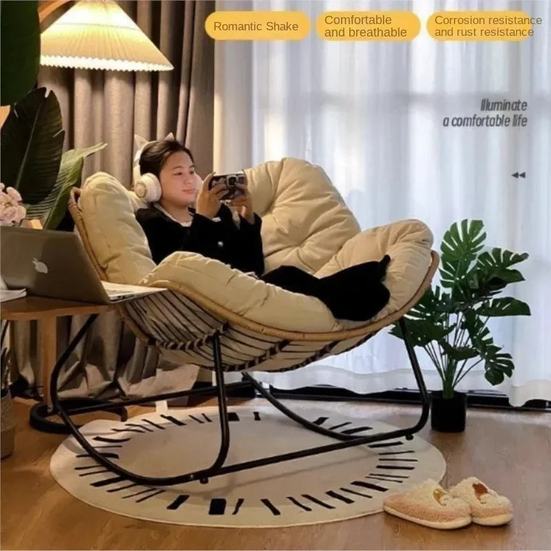 Rattan Stol | Ergonomisk Design | Høj Kvalitet | Perfekt til Lounge eller Terrasse | Holdbart og Stilfuldt Møbel i Stuen | Behagelig til Indendørs og Udendørs Afslapning