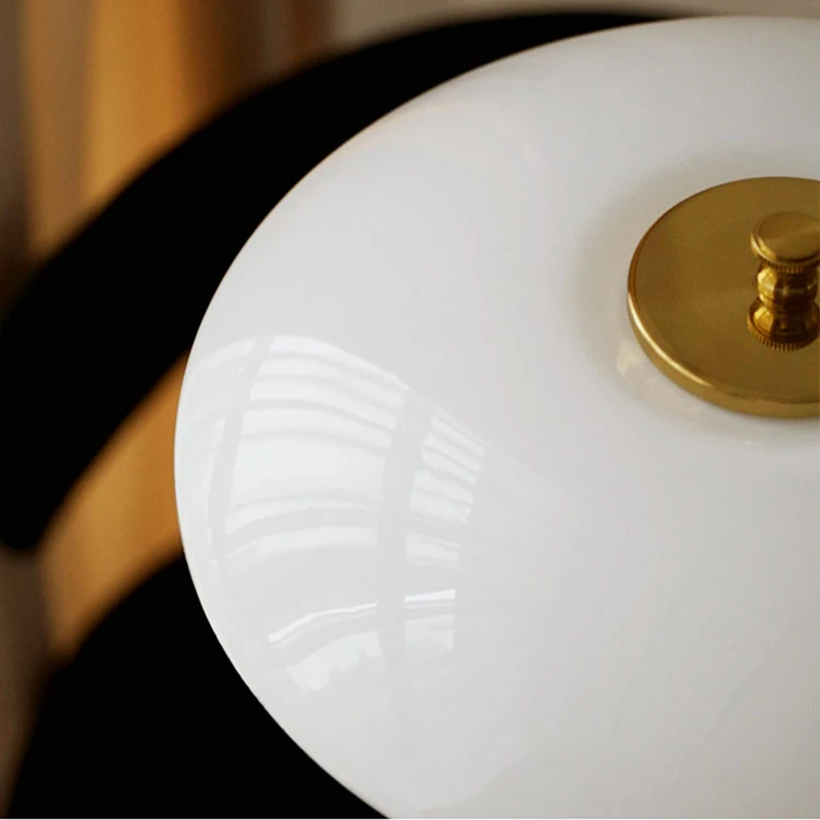 Designerlampe i jern og glas | Nordisk bordbelysning med LED | Moderne design | Dæmpbar lyskilde | E27 sokkel | Skandinavisk stil | Ideel til moderne indretning | Varm atmosfære | AC 90-260V