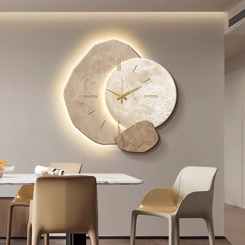 Vægur med moderne skandinavisk design | Indbygget subtil belysning | Unikt kunstnerisk flair | Elegant dekorativ tilføjelse til hjemmet